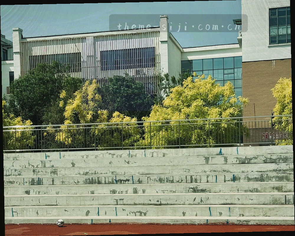 信封与对话气泡的抽象组合，衬以四季色块的几何底纹