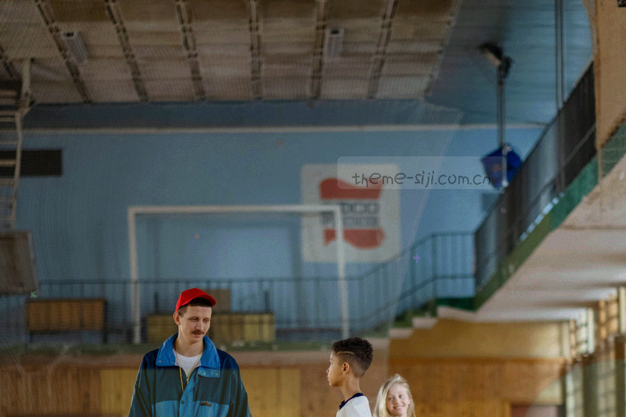 四季纸张纹理与四个栏目标签拼贴在一起的视觉，标签分别标注入门、反馈、案例与归档